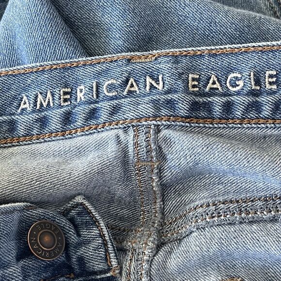 American Eagle SZ 4 Mom Jeans High-Rise Whiskered Distressed Pocket Frayed Hems - Picture 10 of 13